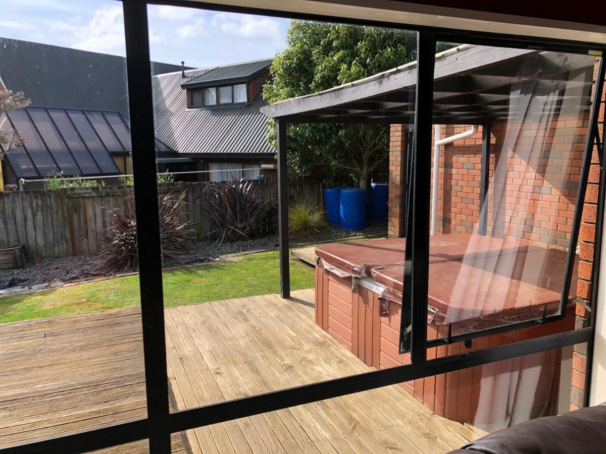 Warm On Waterloo Bed & Breakfast Palmerston North Bagian luar foto